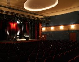 berlin-Cabaret-Theater-cabaret-theatre-die-wuehlmaeuse-berlin-queercitypass-citypass-theater