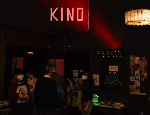 porn film festival vienna blick in den dunklen kinosaal, leuchtschrift kino
