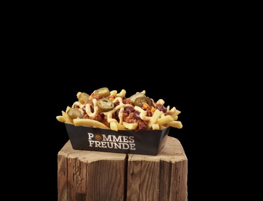 Pommes Freunde Chili Cheese Fries in einer Schale auf einem Holzstamm.