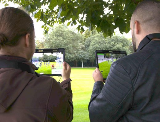 berlinguide.de, Stadtführungen in Augmented Reality, zwei Personen halten Tablets und bekommen Informationen eingespielt