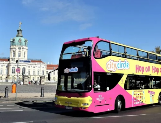 City Circle Sightseeing, Bust steht vor dem Schloss Charlottenburg, blauer Himmel, Sonnenschein