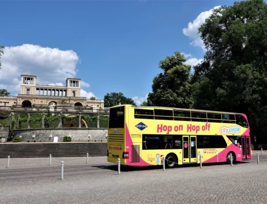 City Circle Sightseeing, Stadtrundfahrt, Bus steht auf der Straße vor dem Belvedere auf dem Pfingstberg, sonniger Tag, blauer Himmel und ein paar weiße Wolken